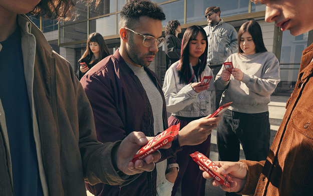 KitKat & VML Call for a Collective Phone Break