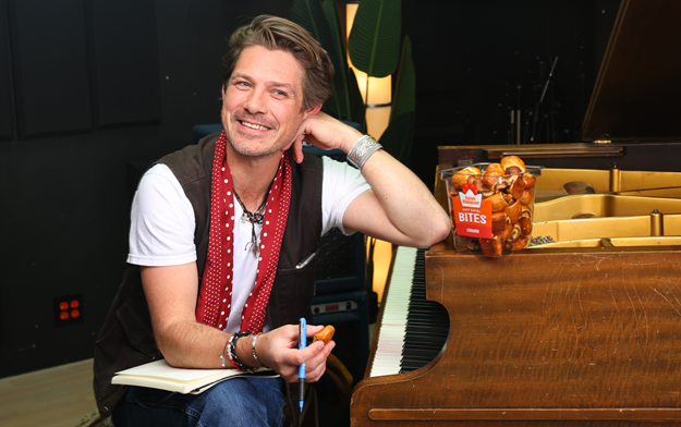 King's Hawaiian Teams Up with Taylor Hanson to Drop "MMMBites" in Celebration of New Soft Swirl Cinnamon Bites